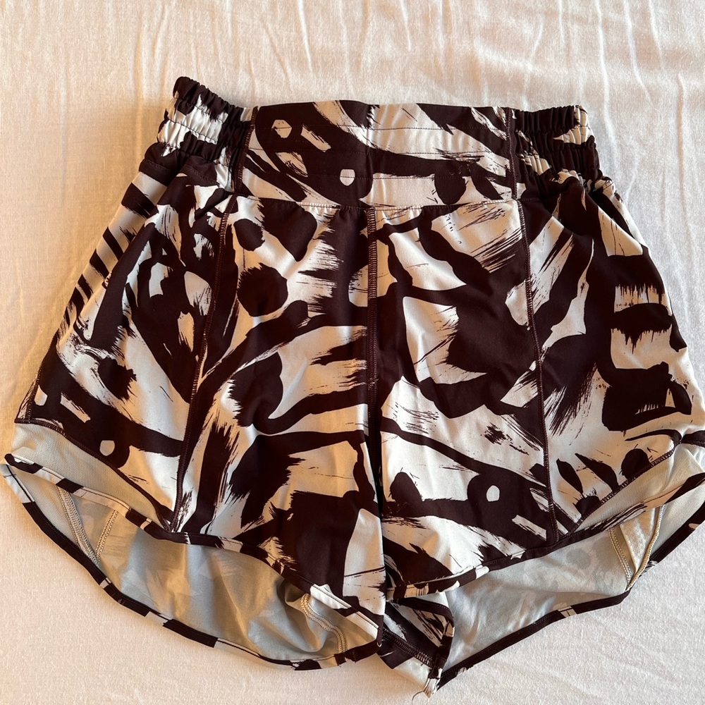 Lululemon Hotty Hot High-Rise Lined Short 4" Size 4